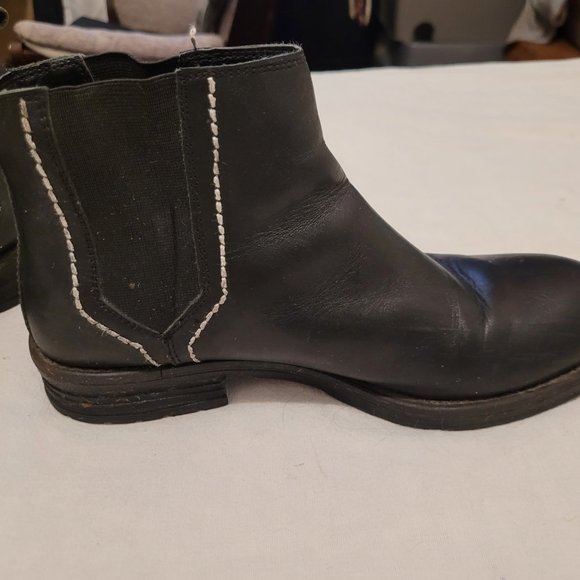 Urban Outfitters black chelsea boot - Picture 2 of 11